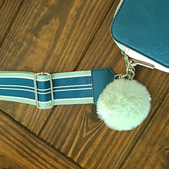 Small camera bag with guitar strap - Picture 7 of 9